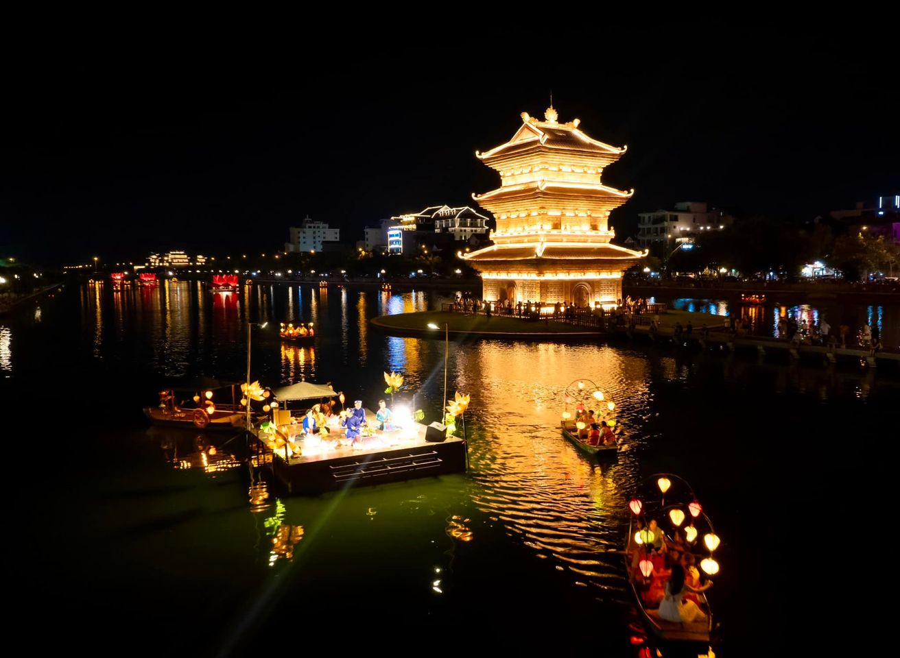 Hoa Lu ancient town (Hoa Lu ward) is a destination attracting a large number of night tourists in Ninh Binh. Photo: Dieu Anh