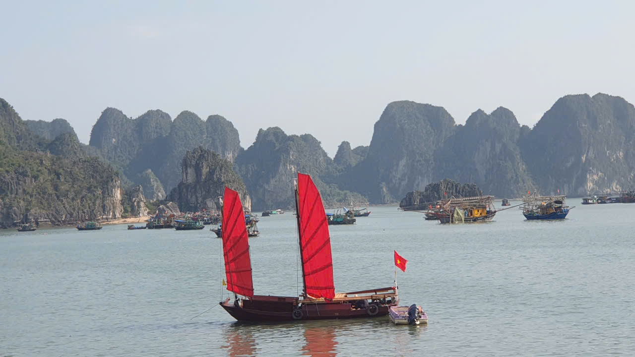 Thuyền buồm ba vách là loại thuyền truyền thống riêng có của Quảng Ninh, có thiết kế đặc biệt giúp cánh buồm có thể tận dụng sức gió để chạy ngược gió. Ảnh: Nguyễn Hùng