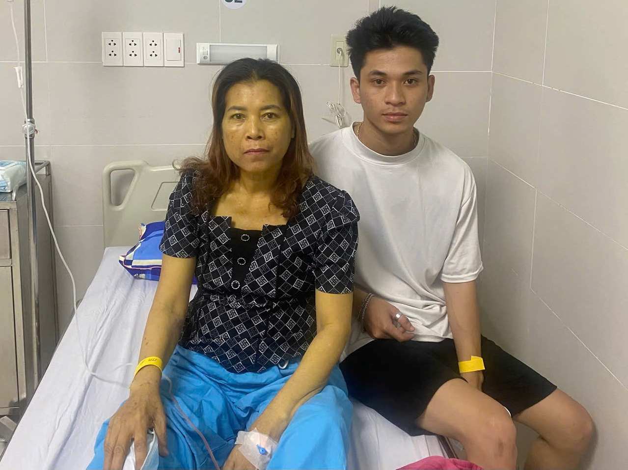 Ms. Th. and her child after a special liver transplant at Da Nang hospital. Photo: Tuan Anh