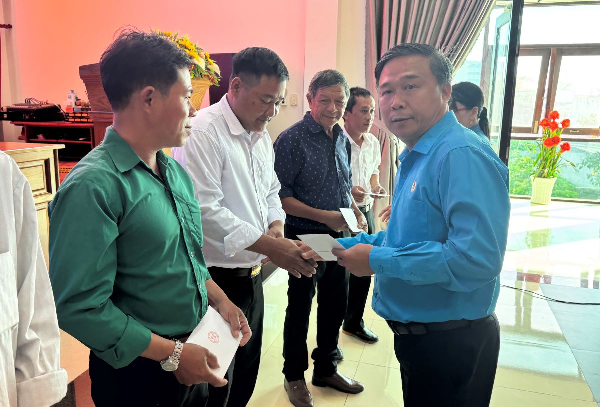 Những phần quà tiếp thêm động lực cho đoàn viên tại phường Phan Thiết. Ảnh: Duy Tuấn 