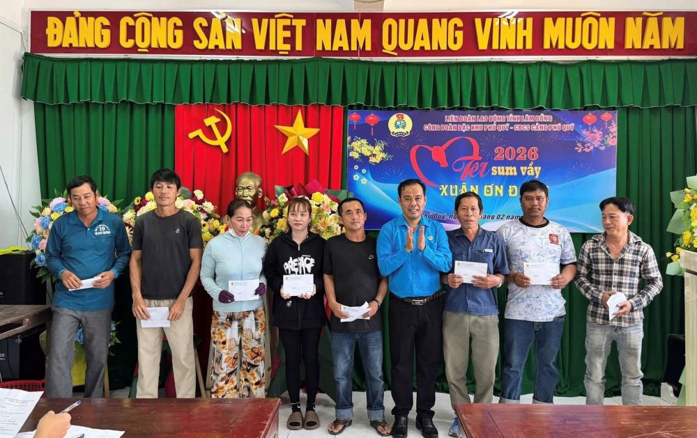 Trao quà Tết sum vầy ở Đặc khu Phú Quý. Ảnh: Duy Tuấn 