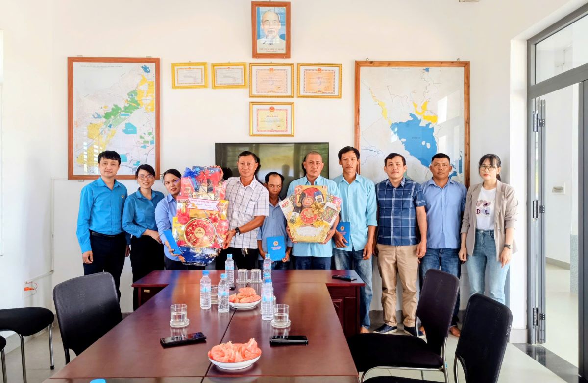 Công đoàn tỉnh Lâm Đồng thăm, chúc tết các đơn vị trực Tết. Ảnh: Duy Tuấn 