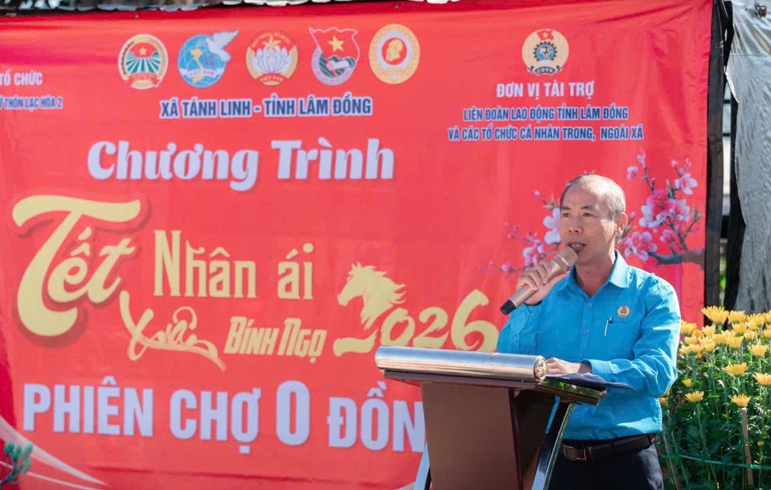 Ông Nguyễn Phú Hoàng - Phó Chủ tịch Ủy ban MTTQ Việt Nam tỉnh, Chủ tịch Liên đoàn Lao động tỉnh Lâm Đồng chúc Tết đoàn viên, người lao động trong một chương trình chăm lo Tết. Ảnh: Duy Tuấn 