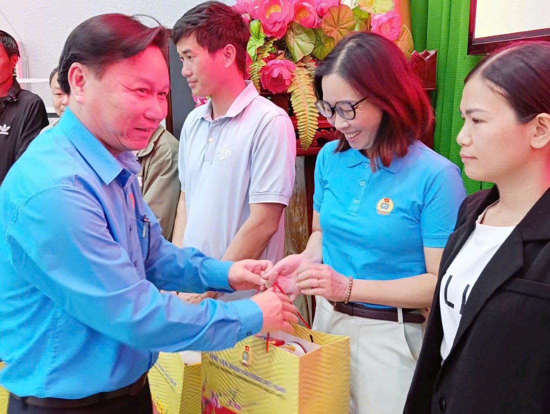 Chương trình Tết sum vầy đã trao tặng hàng nghìn phần quà Tết cho đoàn viên, người lao động khó khăn. Ảnh: Quang Hùng