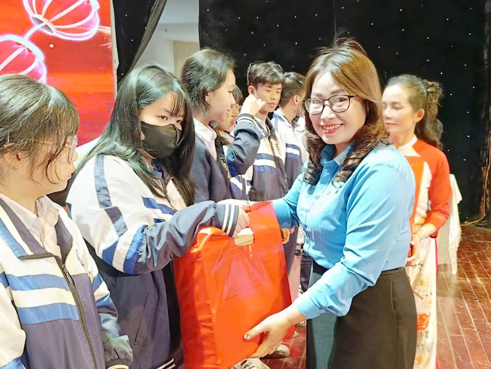 Những phần quà Tết sum vầy được lãnh đạo Liên đoàn Lao động tỉnh Lâm Đồng trao tận tay đoàn viên. Ảnh: Quang Hùng