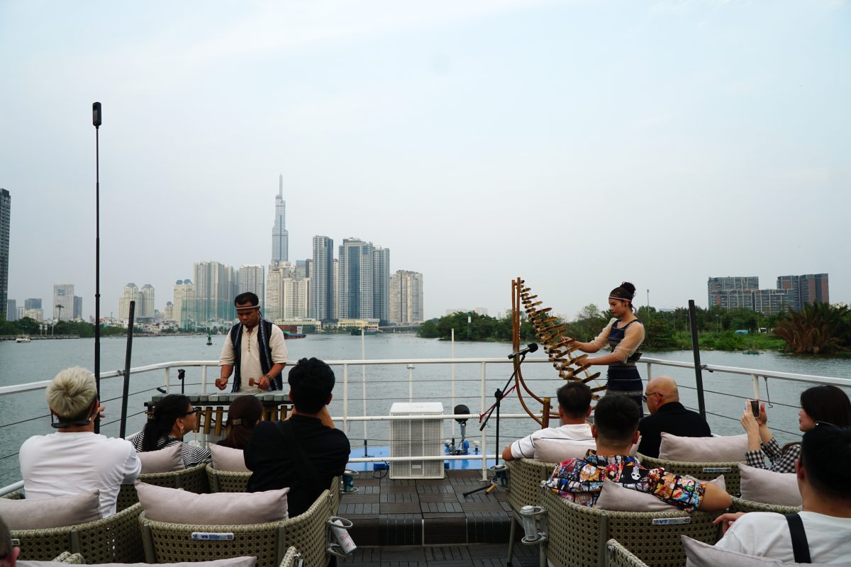 2-story river bus combined with cultural performance attracts tourists during Tet