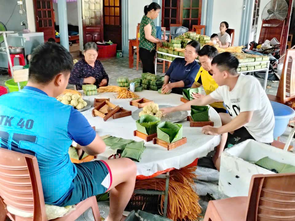 Cơ sở bánh chưng xanh Bộc Nguyên hối hả dịp Tết. Ảnh: Trần Tuấn.