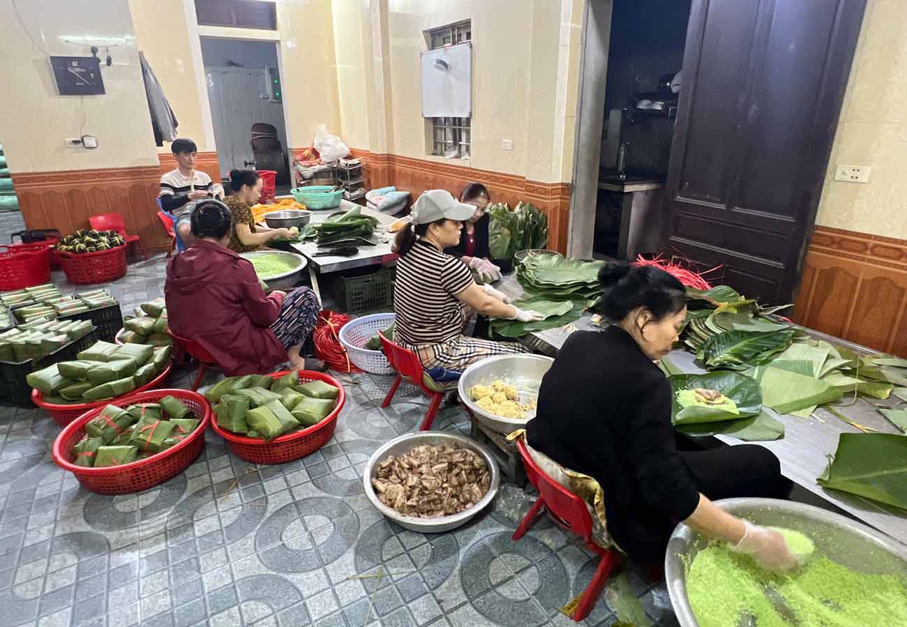 Many banh chung establishments are overloaded with Tet orders. Photo: Tran Tuan