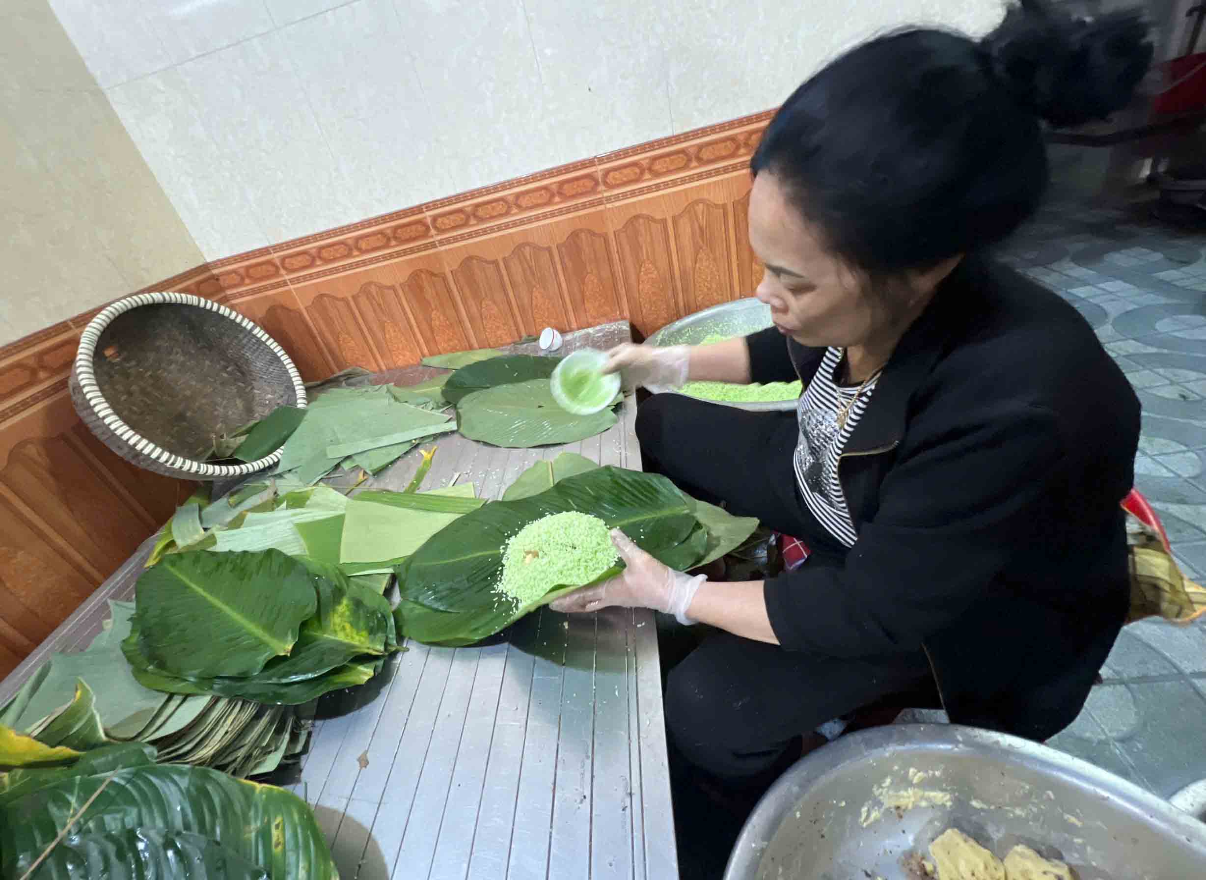 Cuộc sống hiện đại với bao bộn bề nên vắng dần những nồi bánh chưng tại các hộ gia đình ngày Tết. Ảnh: Trần Tuấn.