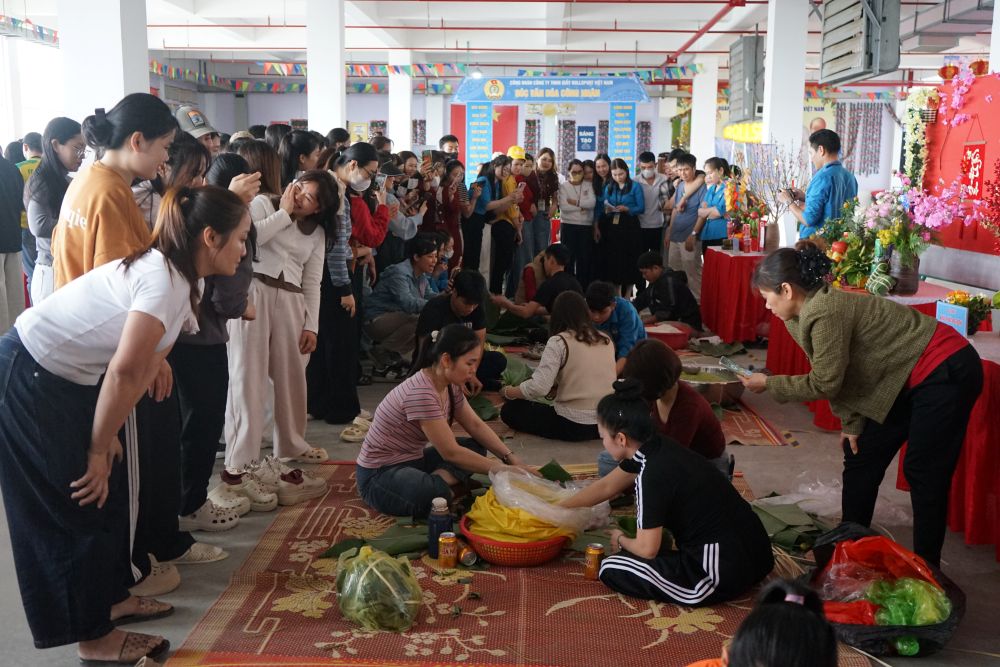 Công nhân lao động hứng khởi tham gia hội thi gói bánh chưng tại Công ty TNHH Giầy Rollsport Việt Nam. Ảnh: Quách Du 