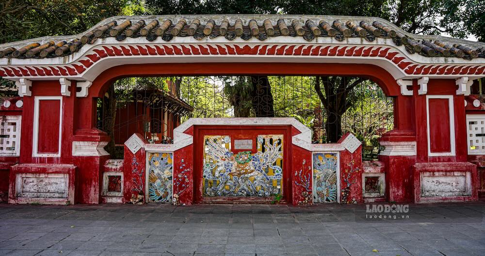 Long mã được xem là linh vật mang điềm lành, gắn với sự hưng thịnh và trật tự. Trong tư duy biểu tượng phương Đông, nếu rồng đại diện cho quyền lực tối cao và thiên mệnh, thì ngựa là hình ảnh của sự phục vụ và bền bỉ.