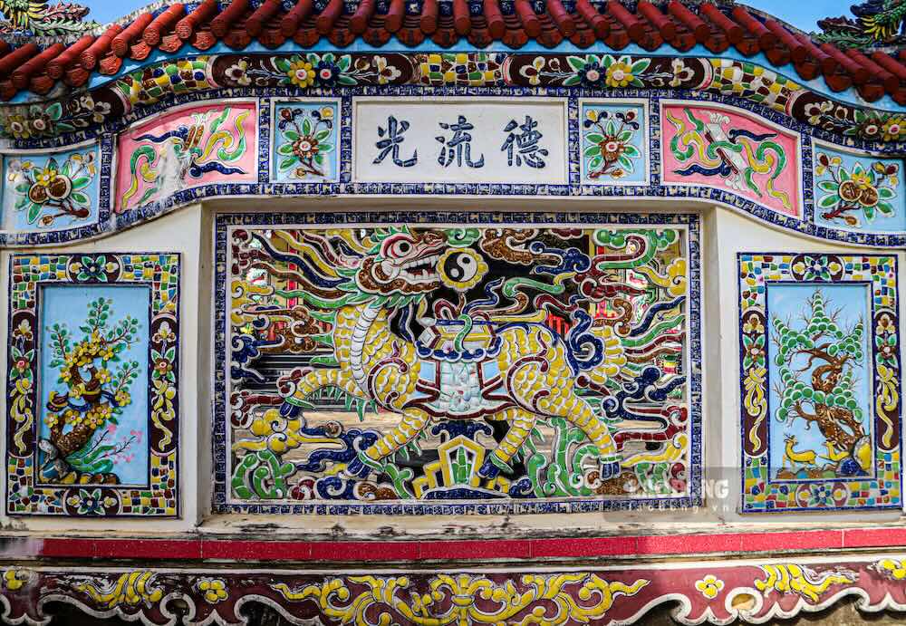 Ở Huế, Long mã không xuất hiện dày đặc như rồng hay phượng, nhưng vẫn hiện diện rõ nét trong mỹ thuật cung đình và hệ thống biểu tượng triều Nguyễn. Hình tượng này phản ánh khát vọng về một triều đại vận hành thông suốt, nơi sức mạnh và trật tự cùng song hành.