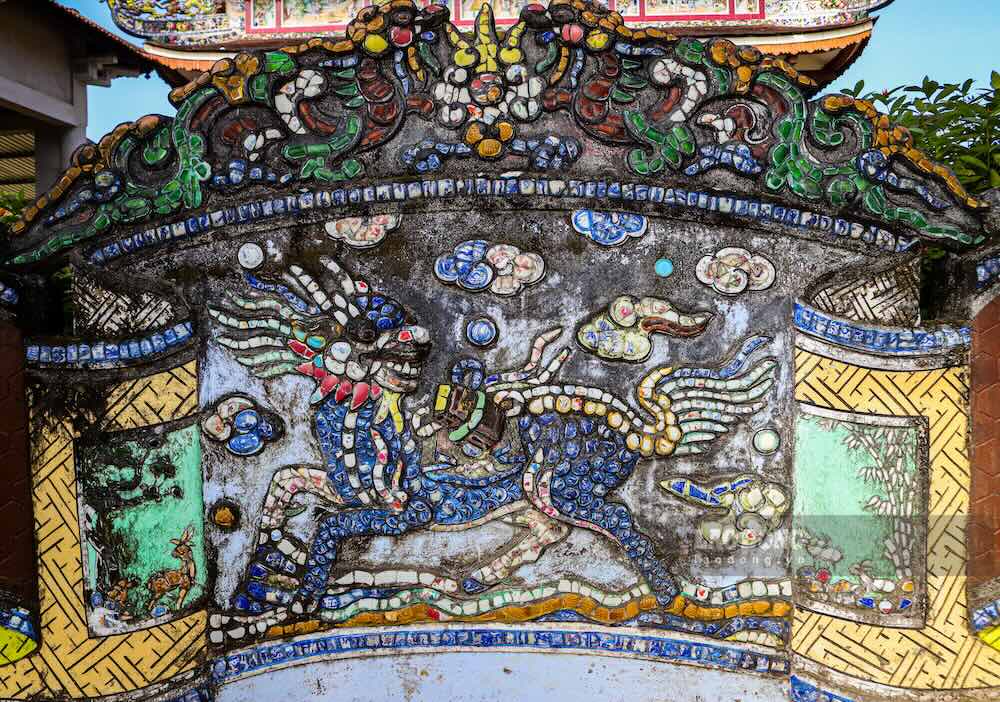 Theo nhà nghiên cứu Nguyễn Xuân Hoa, nguyên Giám đốc Sở Văn hóa và Thông tin tỉnh Thừa Thiên Huế (cũ), Long mã là một linh vật tiêu biểu của phương Đông, mang hình tượng đầu rồng, thân ngựa. Long mã vừa là biểu tượng của tri thức, vừa là biểu tượng của năng lực và hành động.