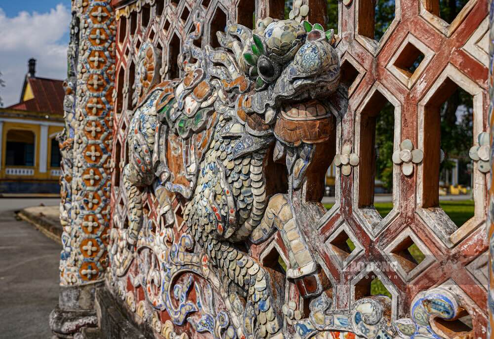 Ông cho rằng, khi người Việt tiếp thu Nho học, đồng thời cũng tiếp nhận biểu tượng linh vật Long mã. Ở giai đoạn đầu, hình tượng này thường xuất hiện trong các chi tiết kiến trúc gắn với không gian thờ tự và kiến trúc cung đình. Trên lưng Long mã mang một đồ hình gọi là Hà đồ, khiến linh vật này trở thành sự kết hợp hài hòa giữa âm và dương, giữa trời và đất.