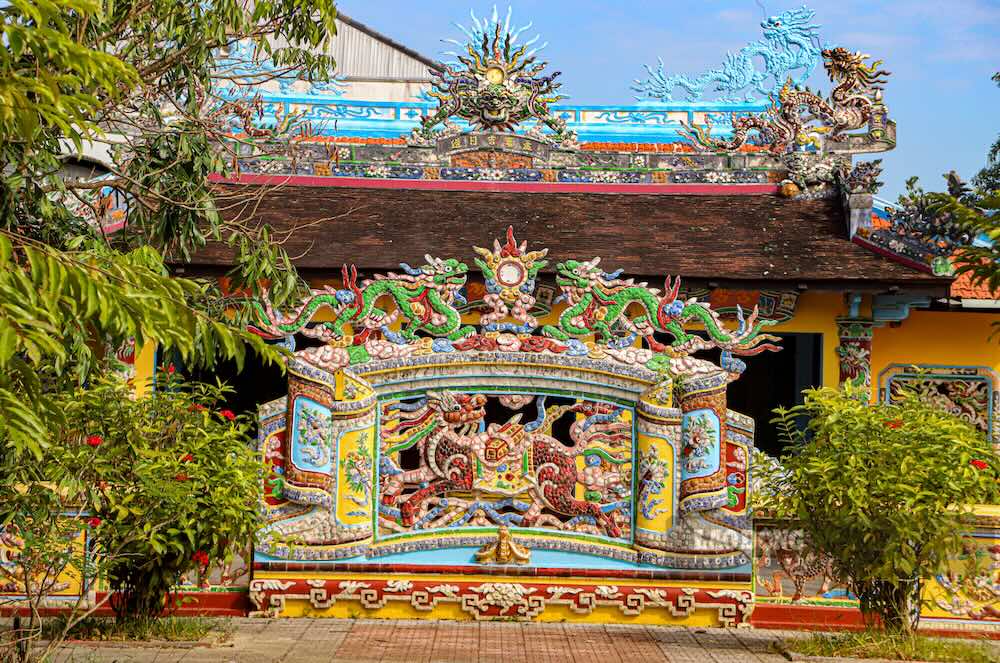 Biểu tượng này được khai thác đa dạng, có thể bắt gặp trên bình phong, trong không gian thờ tự, thậm chí trên mái và ngoại thất của các công trình cung điện. Không chỉ giới hạn trong cung đình, Long mã còn hiện diện trên bình phong ở nhà dân, chùa chiền, nhà vườn và nhà rường xứ Huế.