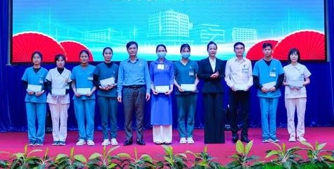 Quang Tri Provincial Labor Federation presented 10 gifts to union members and workers in difficult circumstances on the occasion of Tet Sum vay. Photo: Quang Tri Trade Union