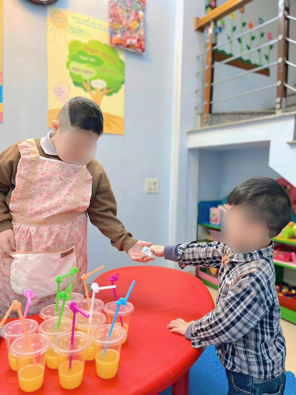 Sự tương tác giữa các lứa tuổi học sinh. Ảnh: Văn Đức