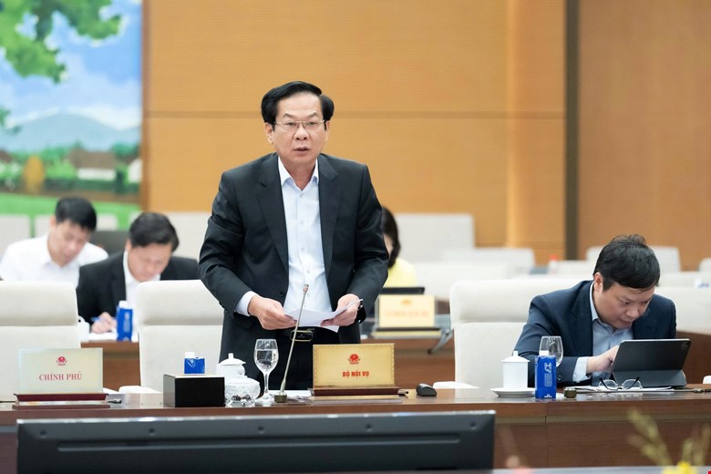 Minister of Home Affairs Do Thanh Binh answered voters' petitions from Hung Yen about increasing commune-level staff and teachers. Photo: Quochoi. vn