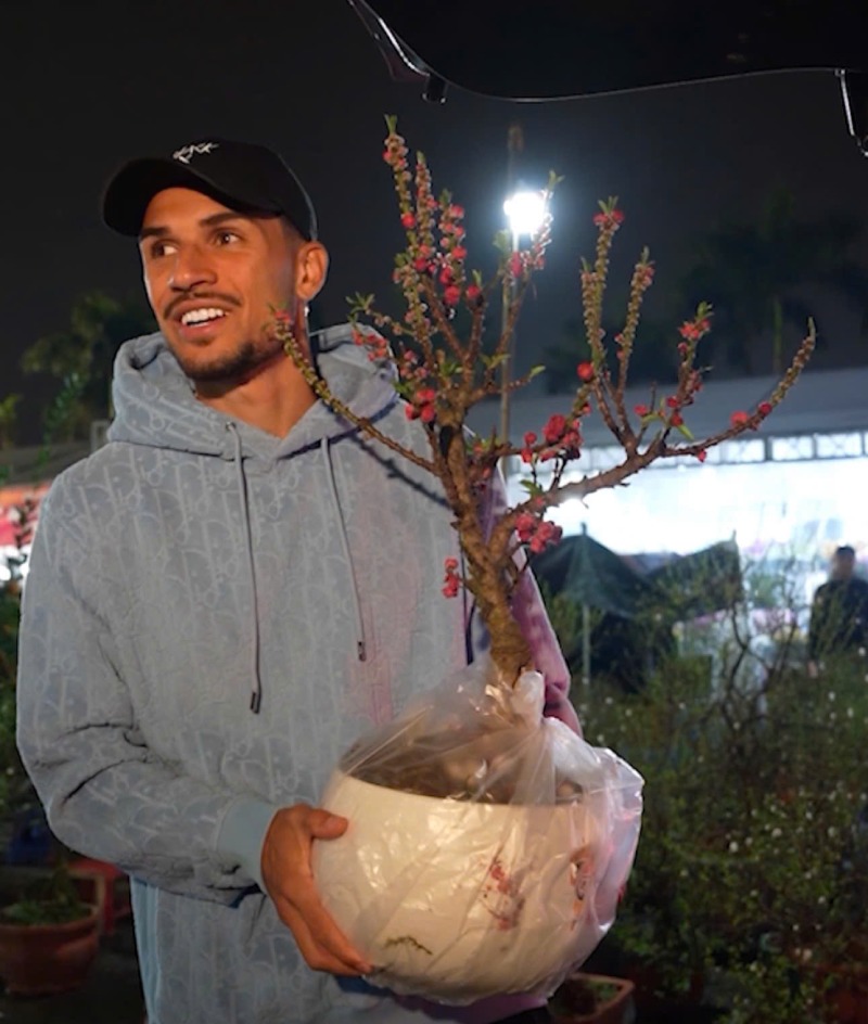 Hoàng Hên tranh thủ thời gian sắm Tết, chuẩn bị đón giao thừa. Ảnh: Công Trí