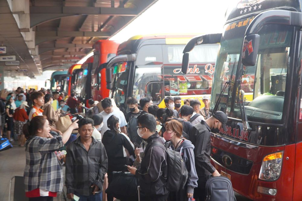 Hành khách mang theo nhiều hành lý chờ lên xe về miền Tây dịp cận Tết.