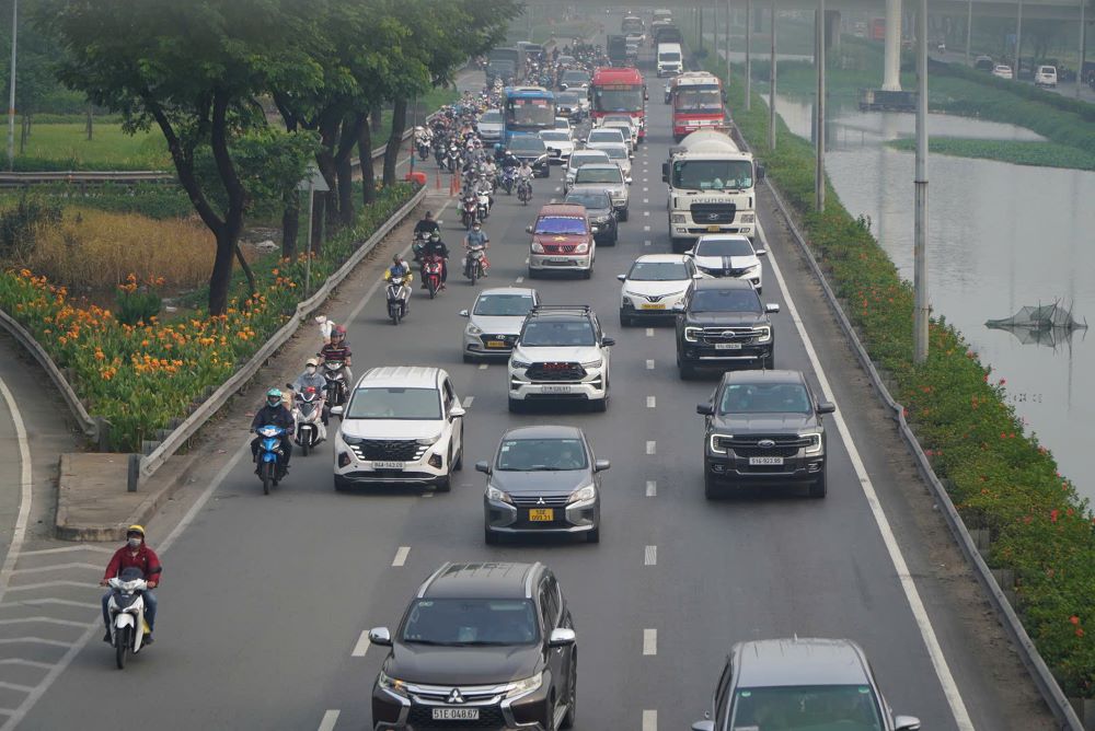 Trên Quốc lộ 1 (hướng về miền Tây) lượng phương tiện tăng cao song không xảy ra tình trạng kẹt xe.