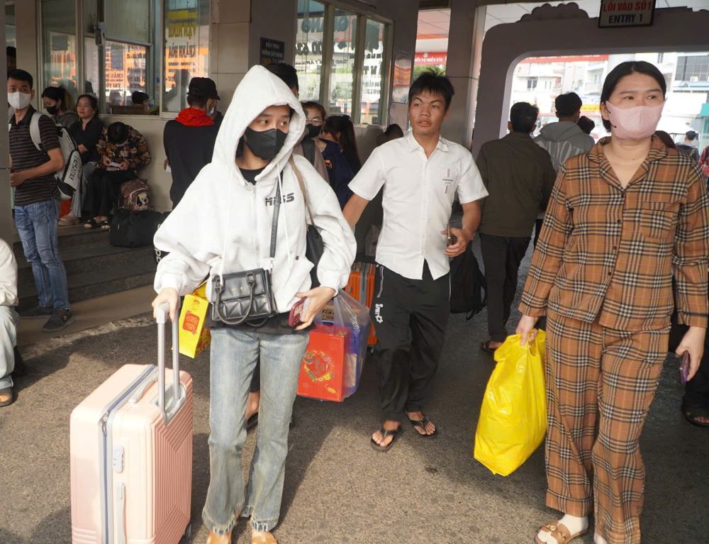 Người dân mang theo hành lý, chuẩn bị lên xe để về quê.