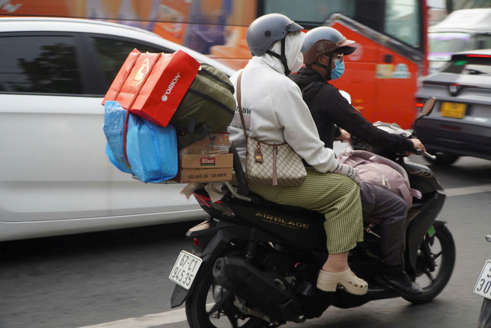 Người dân rời thành phố với nhiều hành lý.