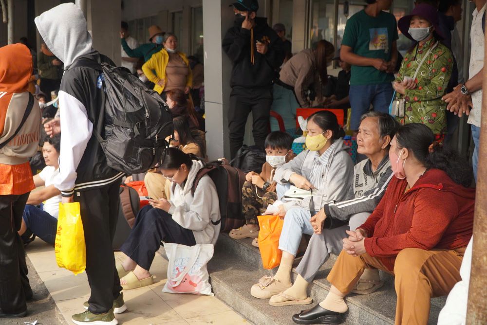 Người dân ngồi kín ghế chờ tại sảnh trong sáng 27 tháng Chạp.