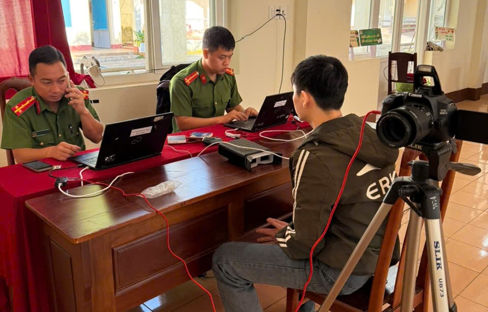 닥락성 공안 간부들이 시민들의 신분증 발급, 전자 신원 확인을 지원하고 있습니다. 사진: 공안 제공
