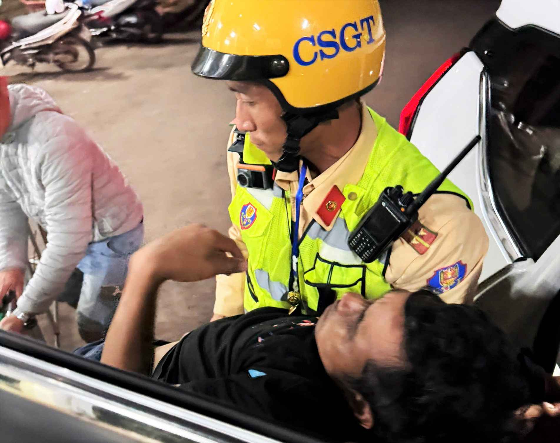 Traffic police at Bao Loc Pass checkpoint support bringing patients to the hospital in time. Photo: Police provided