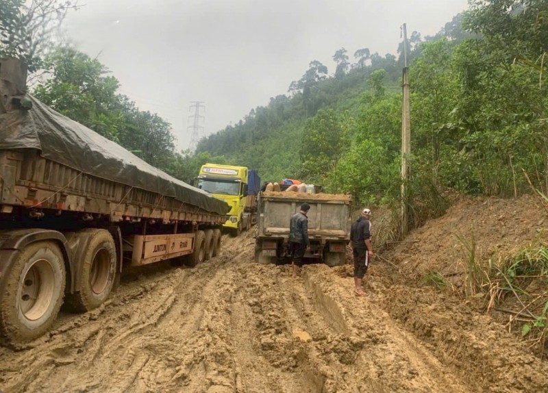 Giao thương miền núi Đà Nẵng bị bóp nghẹt vì các tuyến Quốc lộ 14D, 14G xuống cấp kéo dài. Ảnh: Trường An