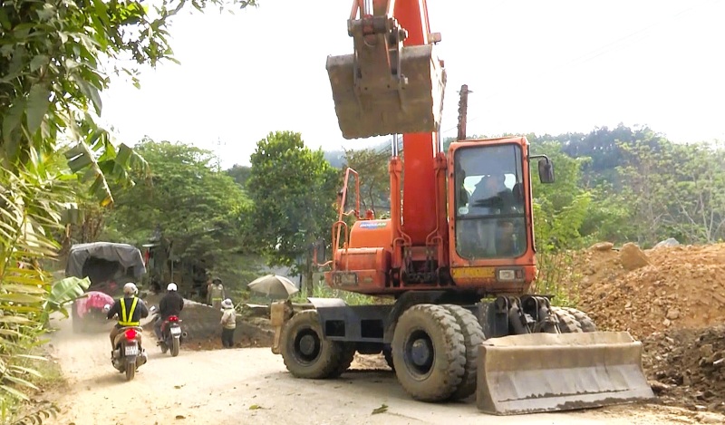 Đà Nẵng đang khẩn cấp sửa chữa Quốc lộ 14G, 14D lên vùng cao, ưu tiên thảm nhựa đoạn qua trường học, khu dân cư. Ảnh: Nguyễn Hoàng