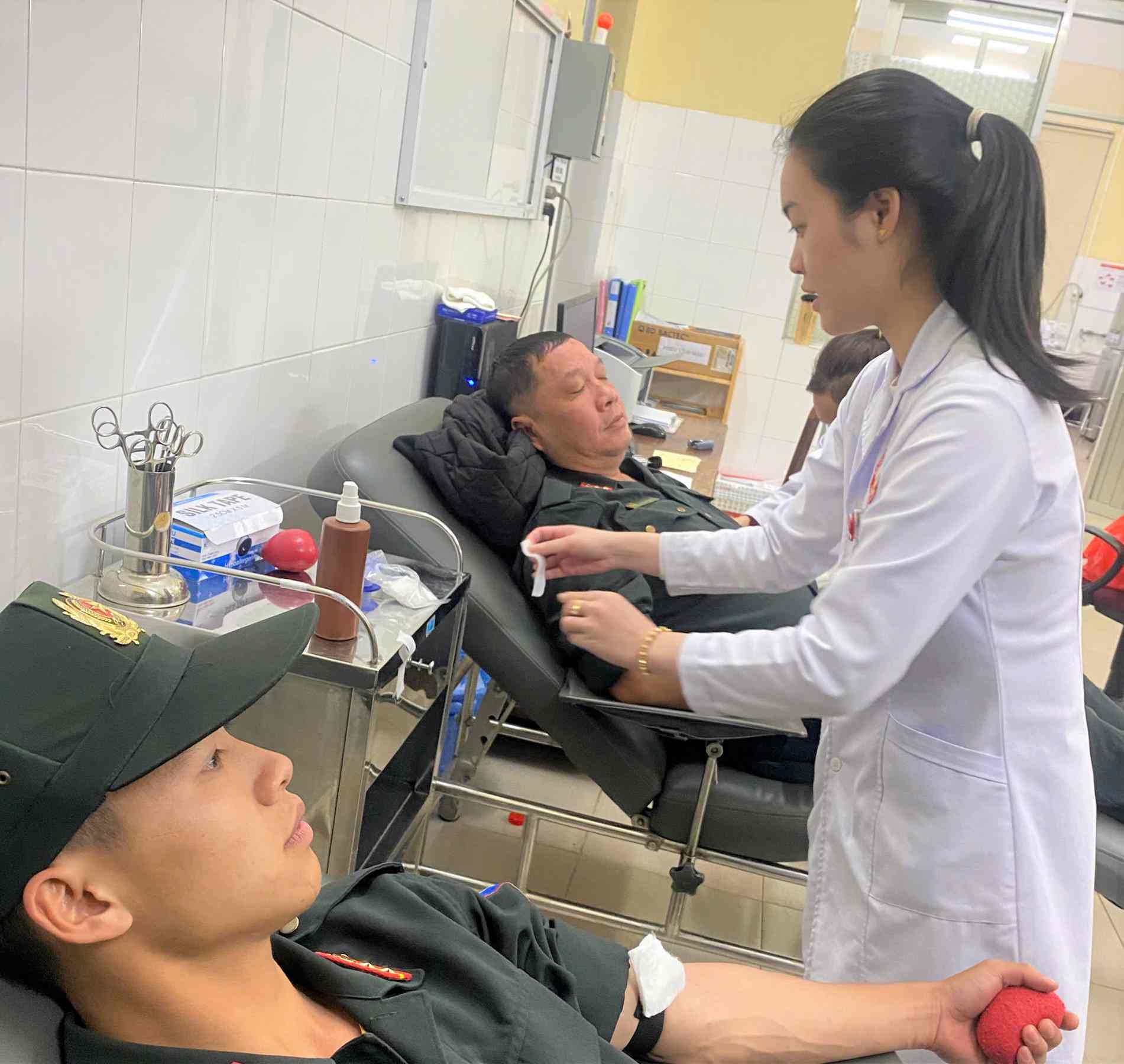 Hai cán bộ, chiến sĩ Cảnh sát cơ động Công an Lâm Đồng hiến máu cứu bệnh nhi. Ảnh: Công an cung cấp 