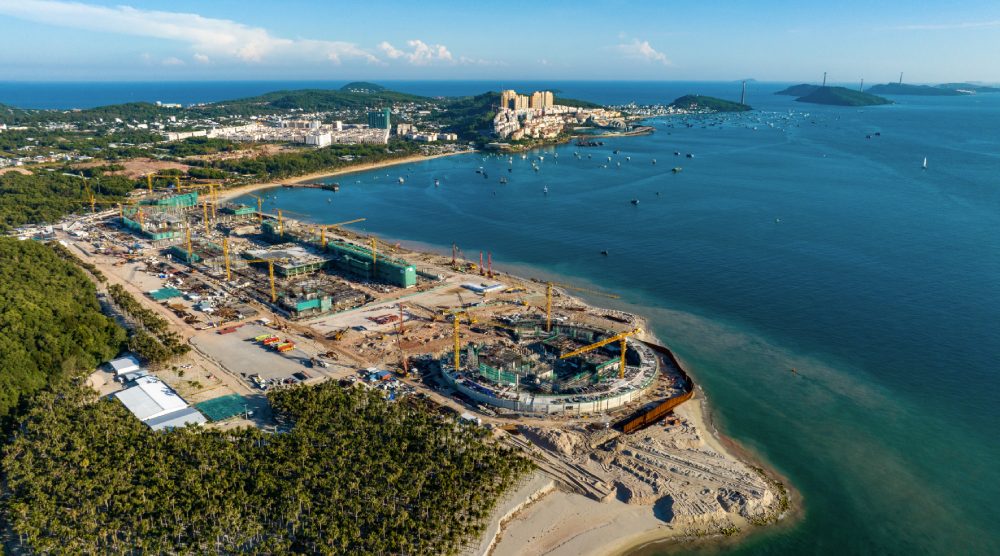 Hàng ngàn người lao động làm việc xuyên Tết, ngày đêm bám trụ công trường. Ảnh: Sun Group