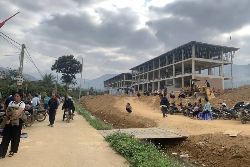 Người lao động thi công Dự án Trường Nội trú liên cấp Tiểu học - THCS Chiềng Khoong (Sơn La) chờ thanh toán tiền công. Ảnh: Nhật Minh