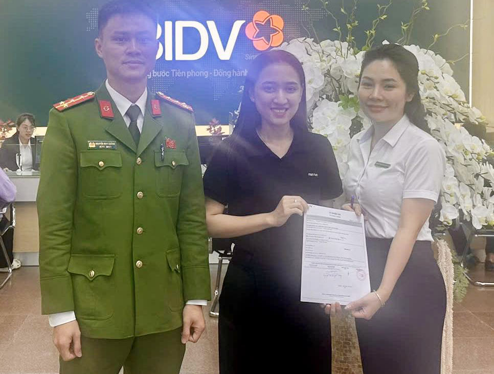 The amount of more than 1 billion VND has been returned by Ms. Trang to the mistaken transferee. Photo: Ha Tinh Police
