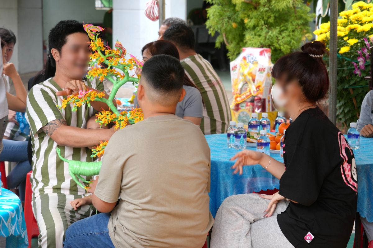 Phạm nhân N.P.G hồ hởi trao món quà đã dày công chuẩn bị cho nhân thân trong giây phút gặp mặt. Ảnh: Thành An