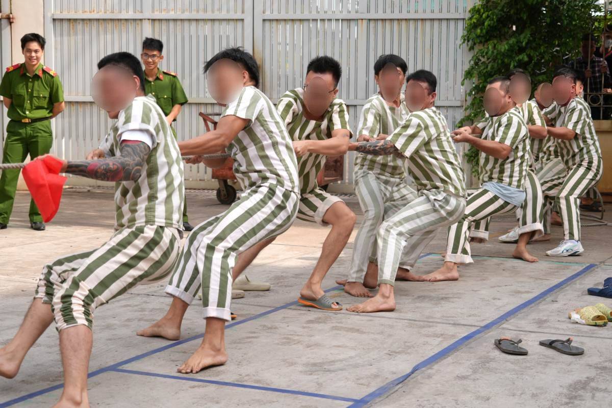 Các phạm nhân thi đấu kéo co trong chương trình Tết đoàn viên. Ảnh: Thành An