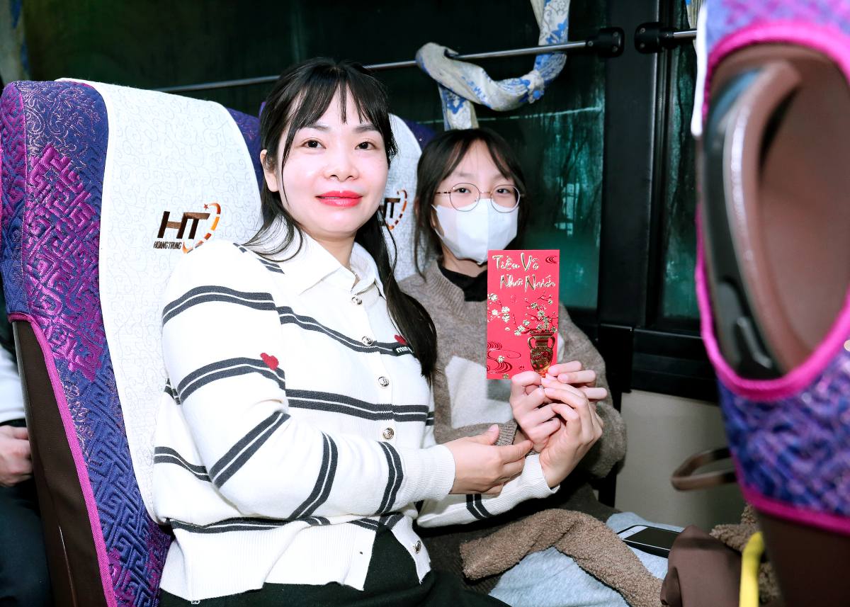 Workers excitedly return to their hometowns on a trade union bus. Photo: Yazaki Hai Phong