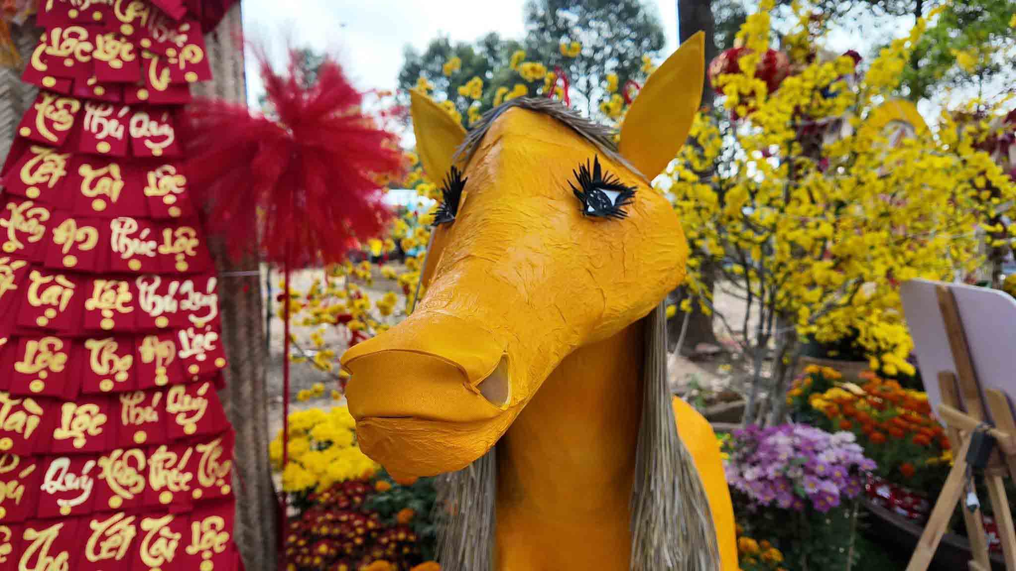 Linh vật ngựa nối mi điệu đà. Ảnh: Chạy vòng Mỹ Tho