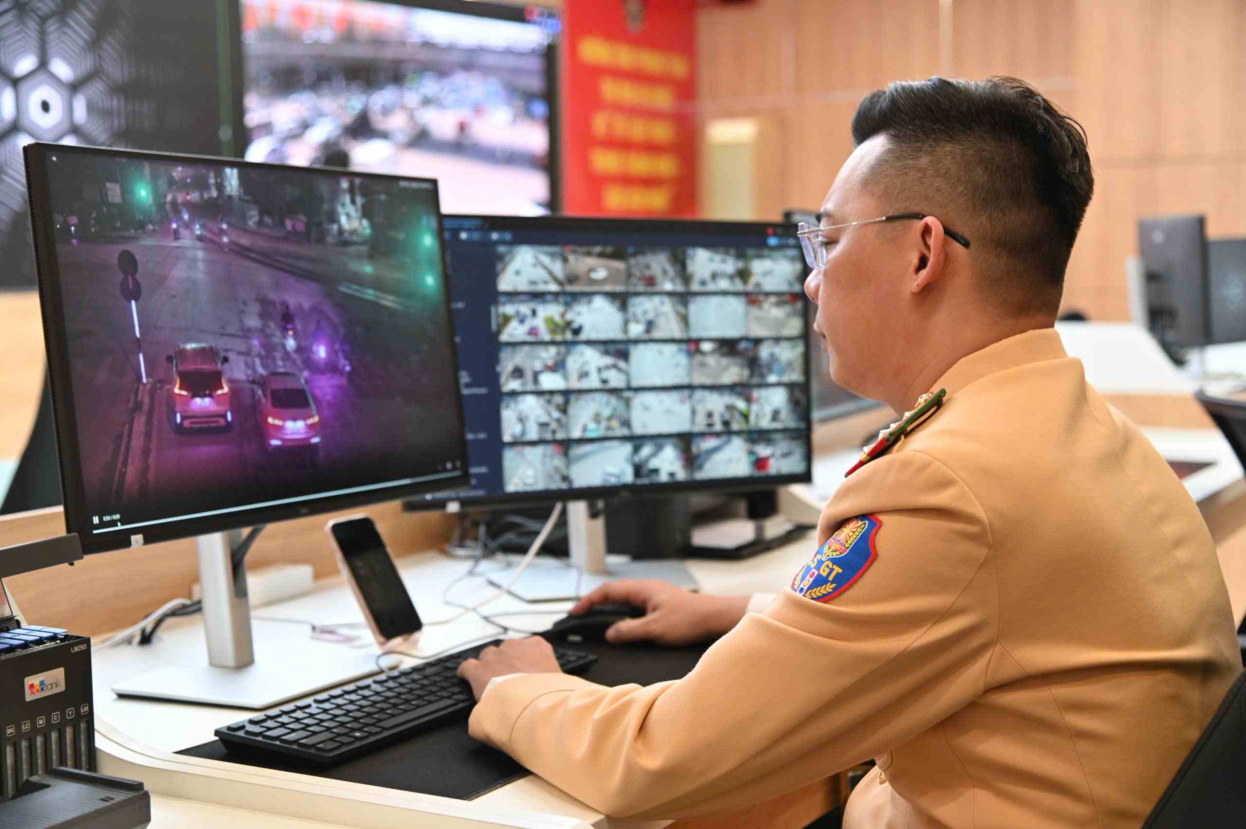 Inside the AI camera system operating center of Hanoi Police. Photo: To The