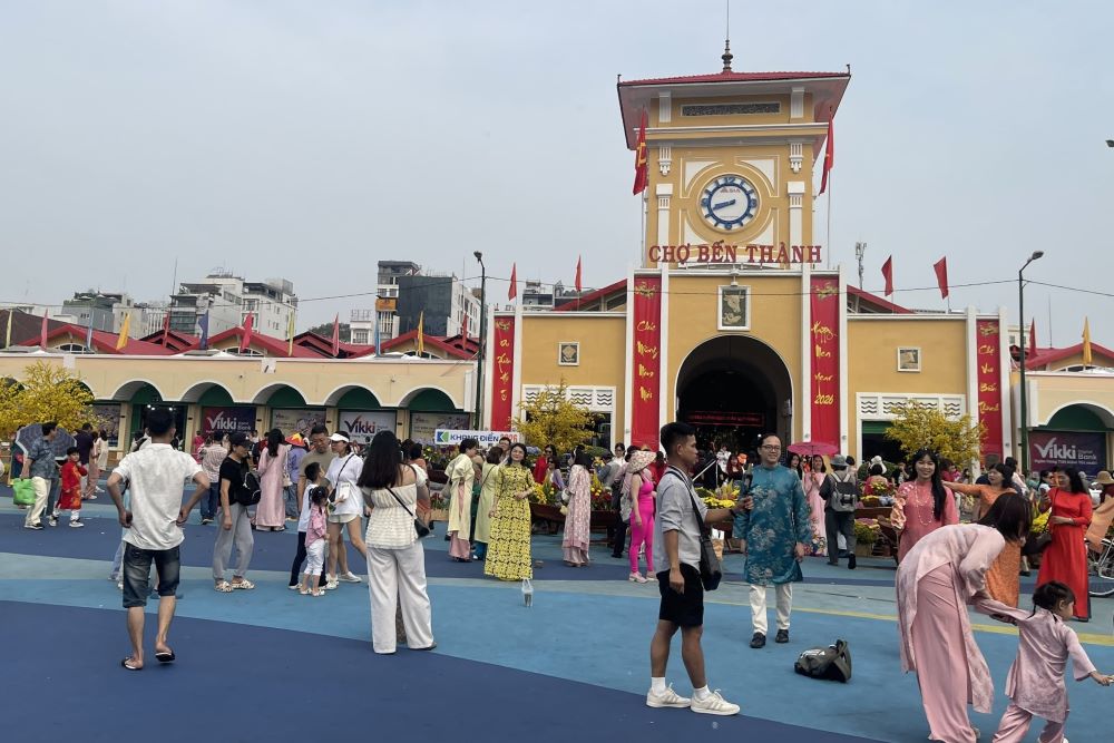 Quảng trường trước chợ Bến Thành rực rỡ sắc màu áo dài ngày giáp Tết. Ảnh: Anh Tú