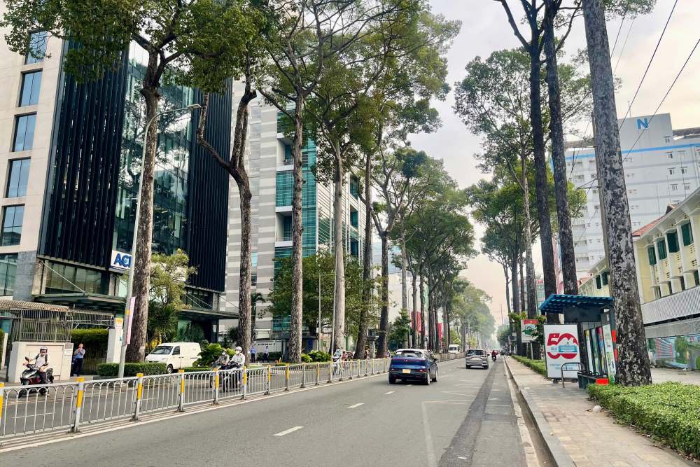 Các tuyến đường trung tâm TPHCM thông thoáng lạ thường sáng 27 tháng Chạp. Ảnh: Anh Tú