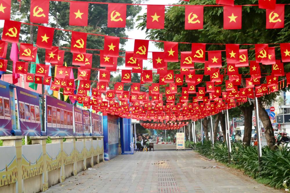 Trên vỉa hè đi bộ thưa thớt người qua lại. Ảnh: Thái Bảo 