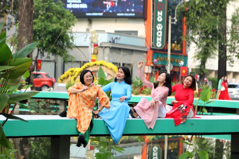 Tại khu vực Hồ Con Rùa, nhiều người cũng đến đây chụp lại những khoảnh khắc ngày xuân. Ảnh: Thái Bảo 