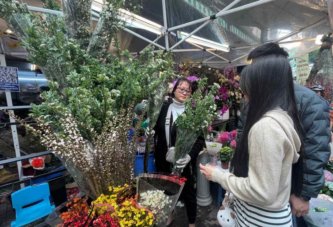 Từ ngày 27 Tết, khi người lao động trên cả nước chính thức bước vào kỳ nghỉ, khu phố cũng đông đúc hơn. Chị Thanh hy vọng hàng hoa sẽ bán chạy hơn để có một cái Tết ấm no, sung túc.