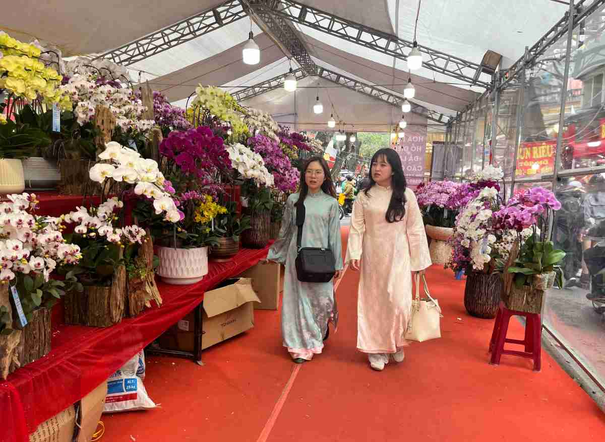 Nhiều bạn trẻ cũng tìm đến chợ hoa để chụp ảnh, ghi lại khoảnh khắc phố cổ rực rỡ trong những ngày cuối năm.