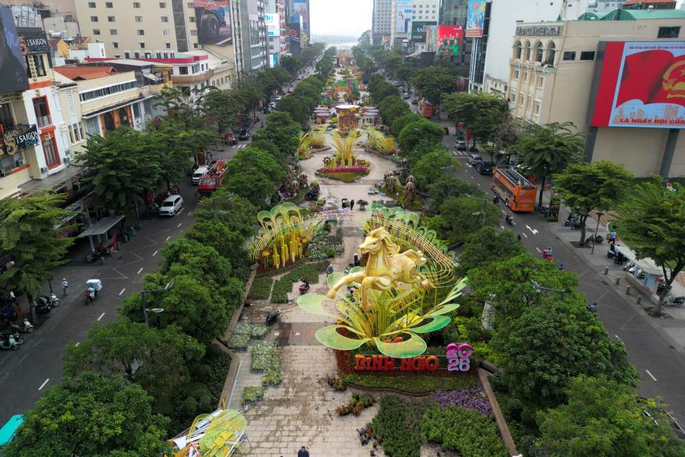 Chỉ còn một ngày nữa sẽ chính thức khai mạc, Đường hoa Nguyễn Huệ Tết Nguyên đán 2026 đang dần lộ diện diện mạo hoàn chỉnh. Với chủ đề “Xuân hội tụ - Vững bước vươn mình”, đường hoa năm nay tái hiện những chặng đường lịch sử và tầm vóc mới của TPHCM sau khi sáp nhập Bình Dương và Bà Rịa - Vũng Tàu.. Ảnh: Anh Tú. 