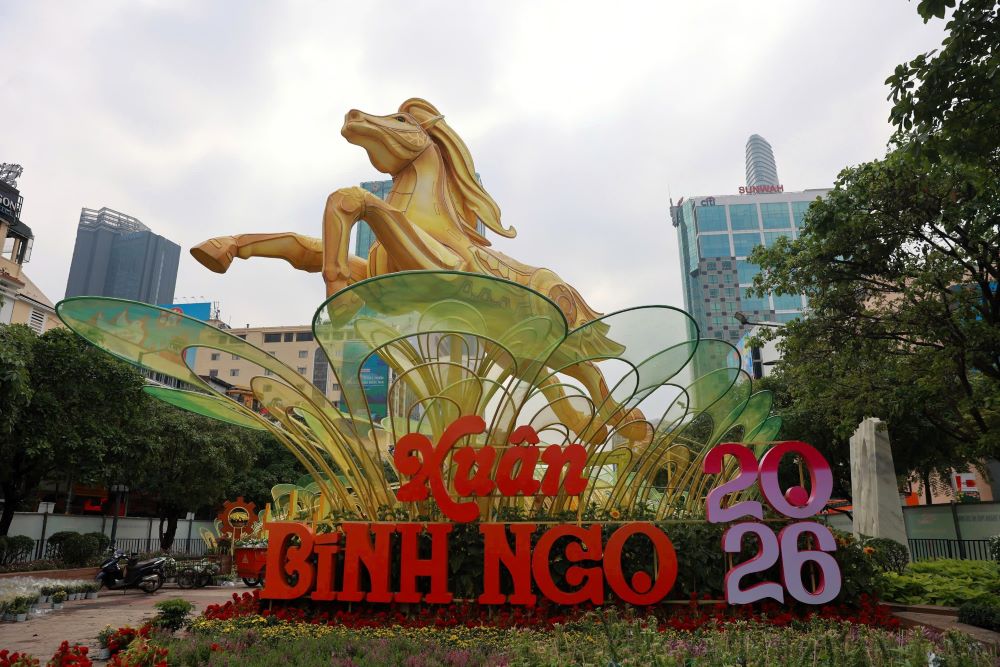 Tại cổng chào gần UBND TP HCM, linh vật ngựa – điểm nhấn quen thuộc suốt 23 năm tổ chức – đã hoàn thiện phần tạo hình. Mô hình tông vàng chủ đạo cao 7 m, ngang 9 m, đặt trên bệ cao 4 m. Hình tượng ngựa Thánh Gióng bay về trời được tích hợp motor giúp cử động đầu và chân, tạo cảm giác sinh động như đang chào đón du khách. Ảnh: Thái Bảo.