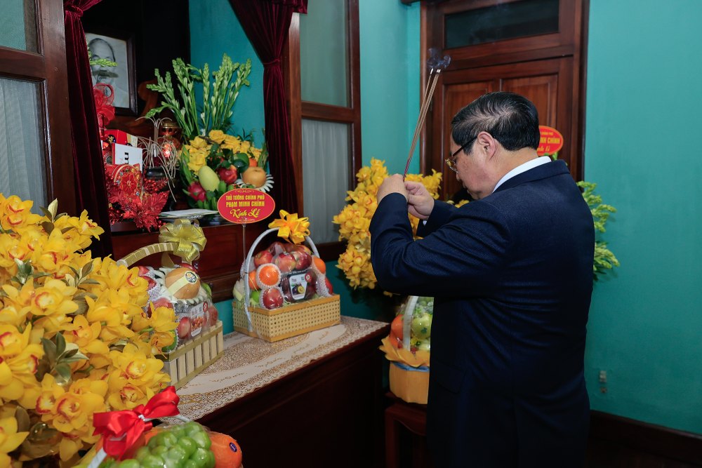 Prime Minister Pham Minh Chinh offers incense to commemorate President Ho Chi Minh at House 67. Photo: Nhat Bac